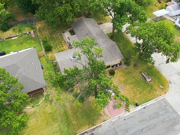 2nd image of 1104 N Pinecrest St