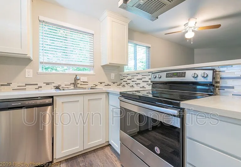 3331 SW Garden View Ave — Photo 1