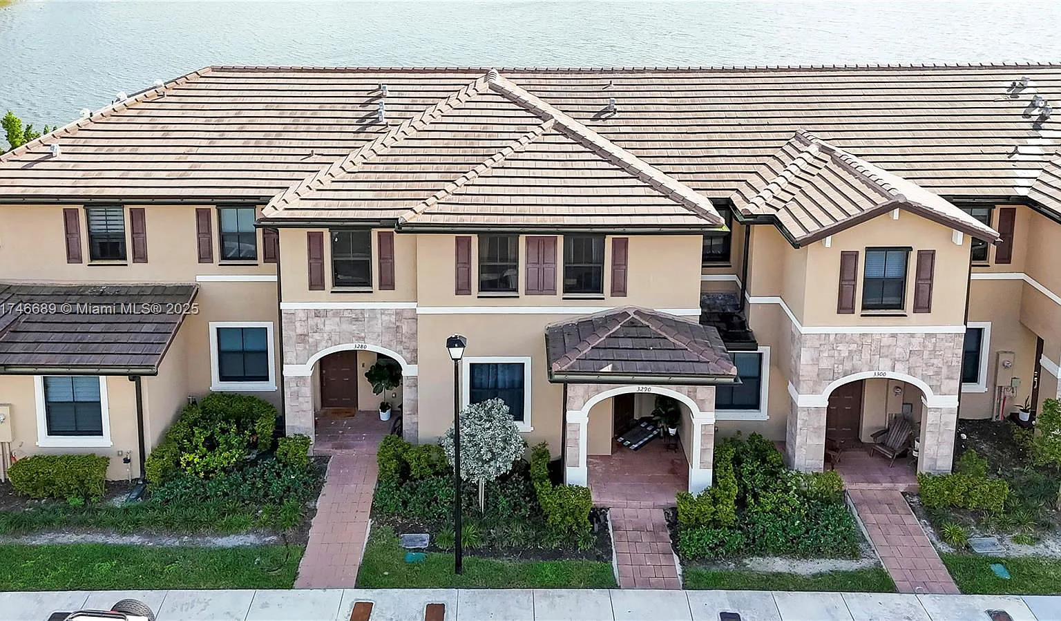 3 bed, 2.5 bath, 1650 sqft, $3,000 — Photo 1
