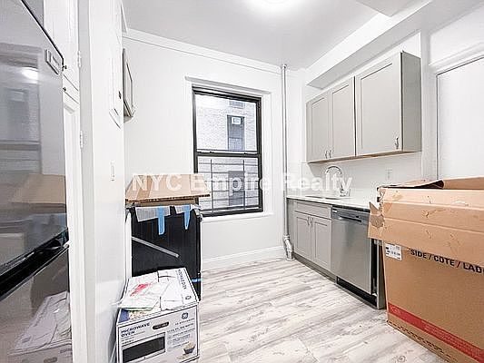 5th image of 325 W 77th St APT 4B