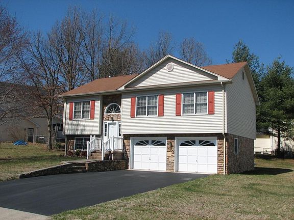 2nd image of 611 Duxbury Ln