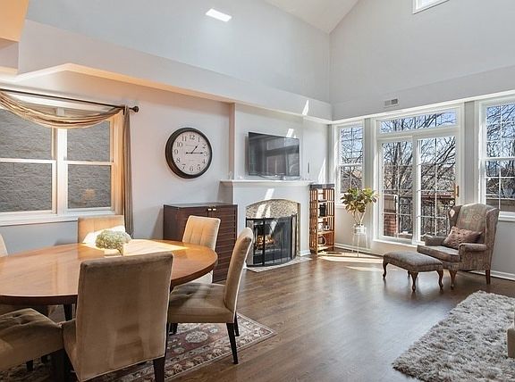 4th image of 1342 N Wolcott Ave #3