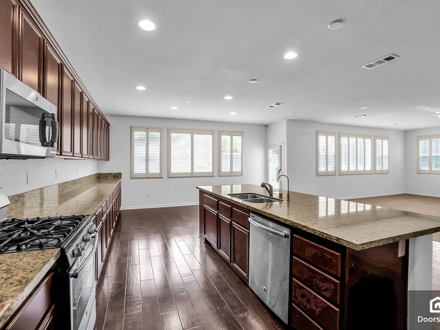 5 bed, 3.0 bath, 2810 sqft, $4,100 — Photo 4