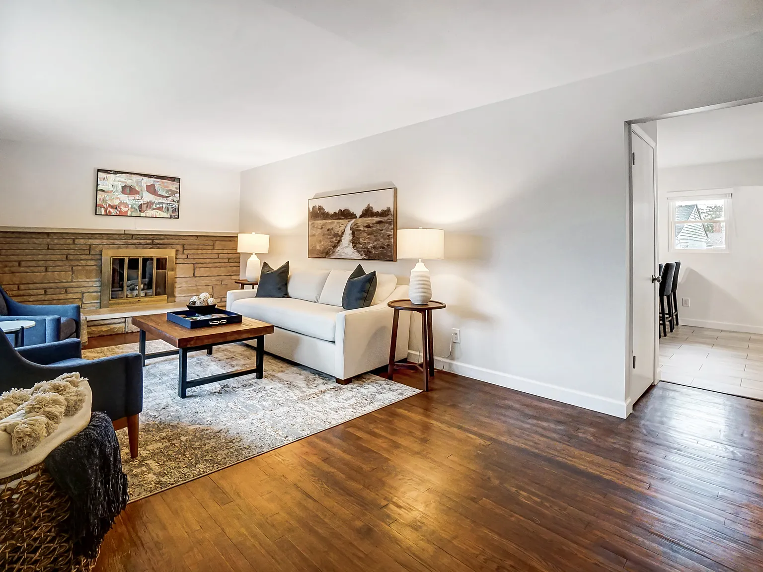 4 bed, 1.5 bath, 2102 sqft, $3,200 — Photo 3