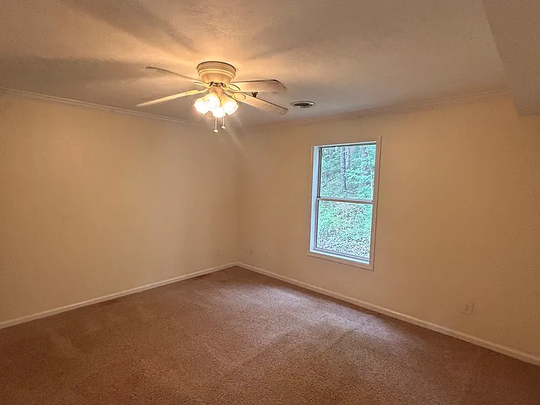 200 Stewart Ln #10 — Photo 6