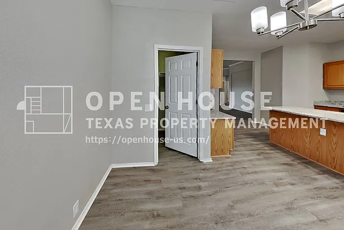 2906 Saint Vincent Dr — Photo 8