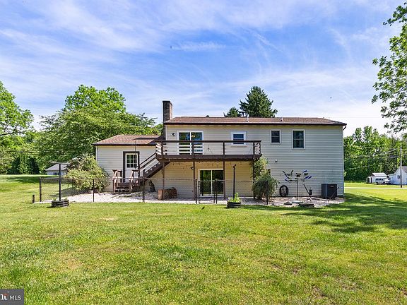 4th image of 228 Woods Dr