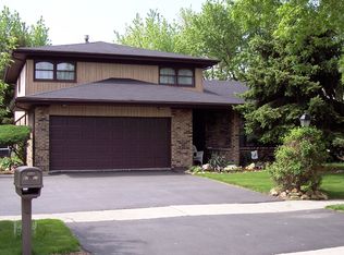 8737 W Vail Dr, Palos Hills, IL 60465