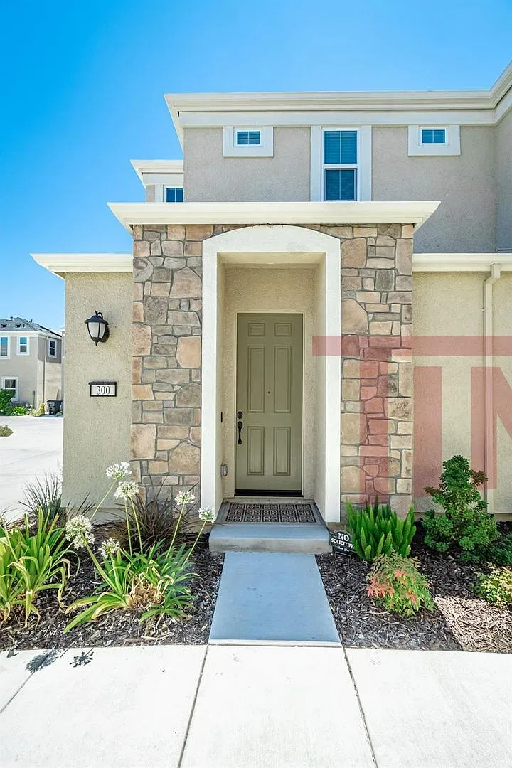 300 Belcastel Pl photo 1