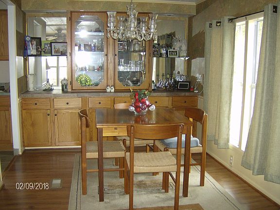 Dining area w/hutch