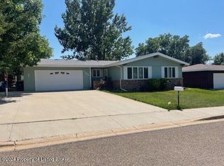 1509 13th St W, Dickinson, ND 58601