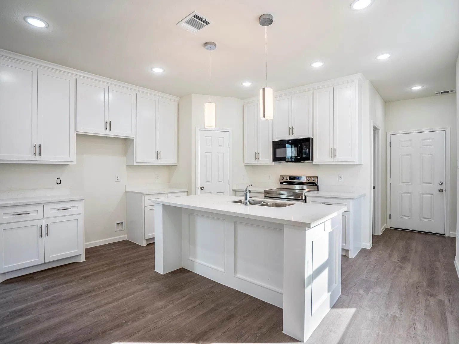3 bed, 2.5 bath, 1885 sqft, $2,095 — Photo 2