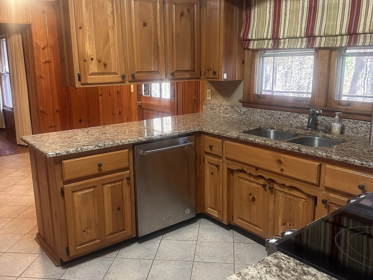 3 bed, 2.5 bath, 2010 sqft, $2,200 — Photo 4