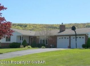 1071 Meadowcrest Dr, Shaverton, PA 18708