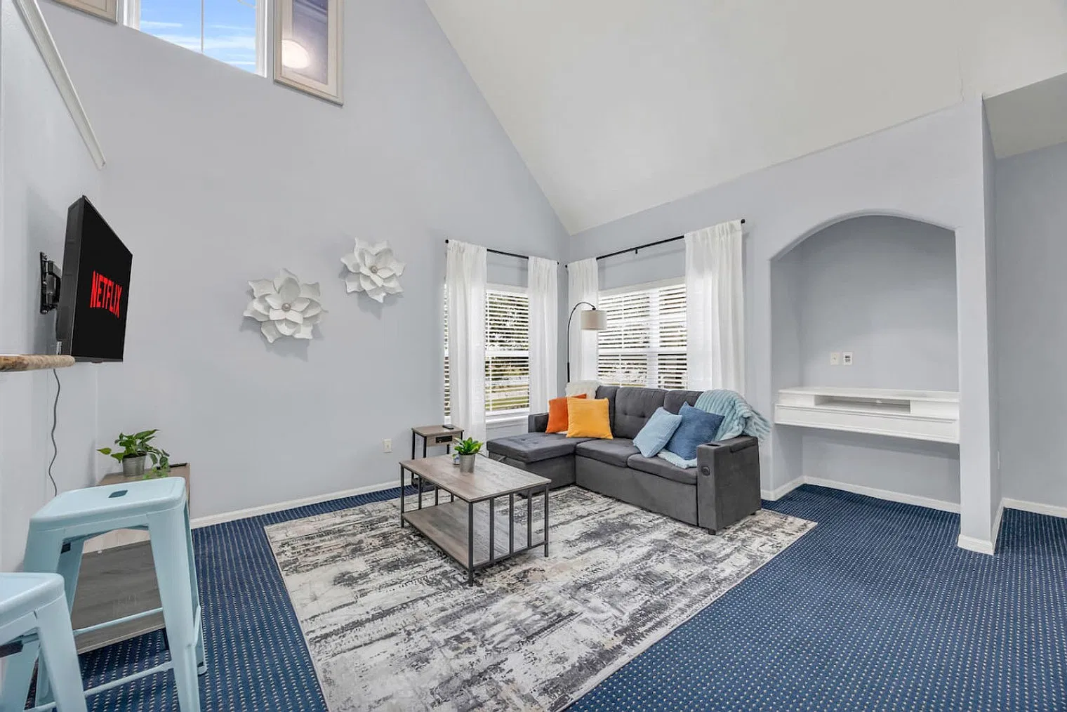 2 bed, 1.0 bath, 1194 sqft, $4,346 — Photo 1