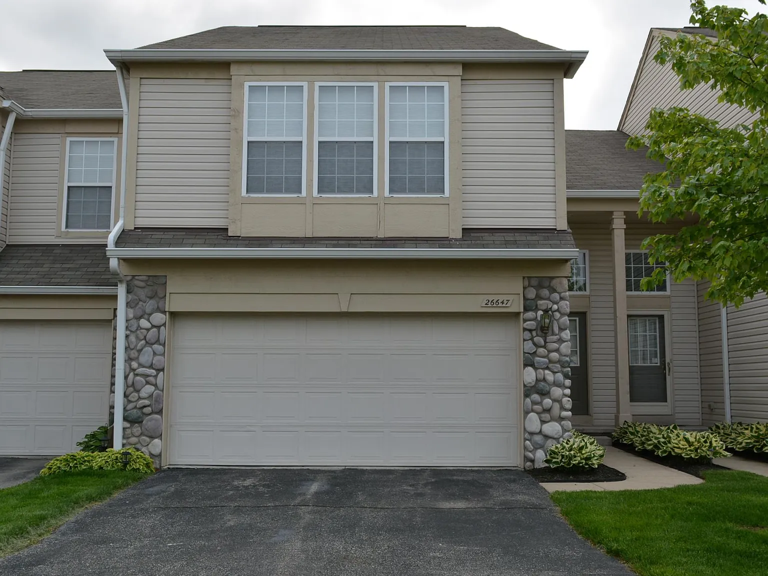 2 bed, 2.5 bath, 1408 sqft, $2,100 — Photo 1