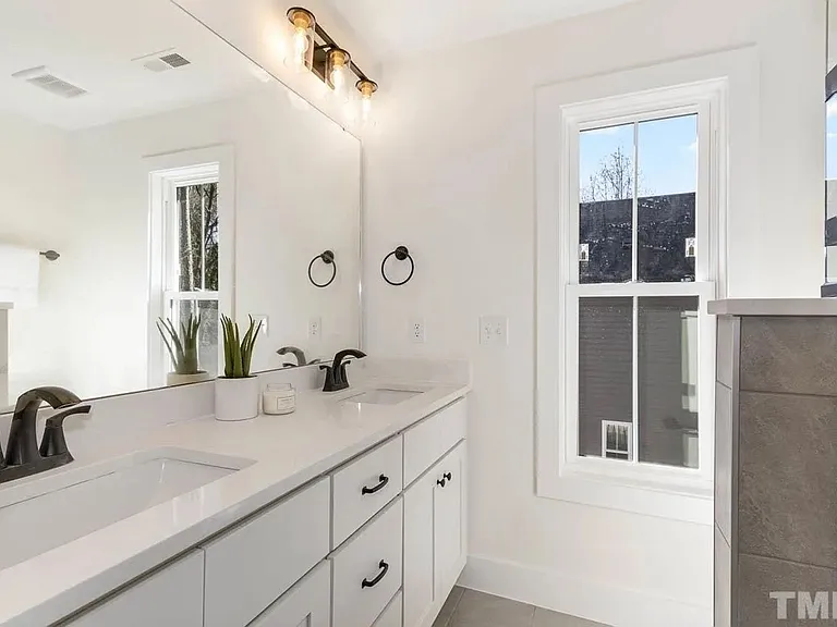 1420 Maplewood Dr #B — Photo 25