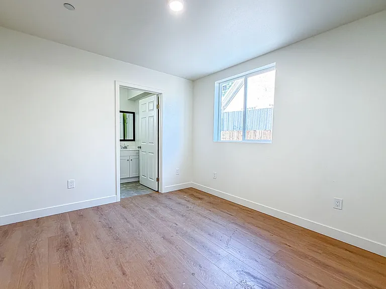 423 E 31st St — Photo 31