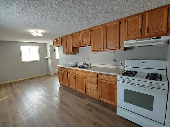 2nd image of 218 Front St W