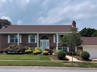 1041 Greenlea Rd, Hershey, PA 17033