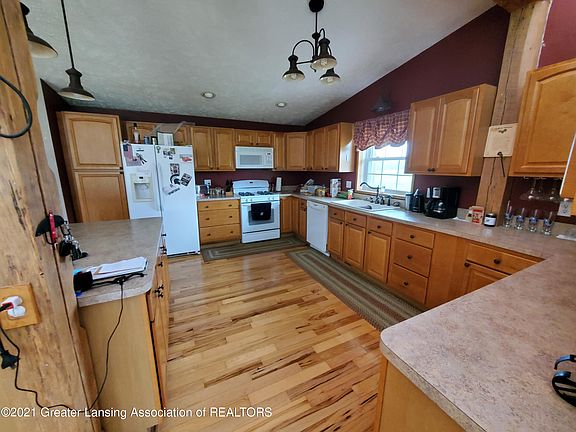 3rd image of 11862 E Grand River Ave