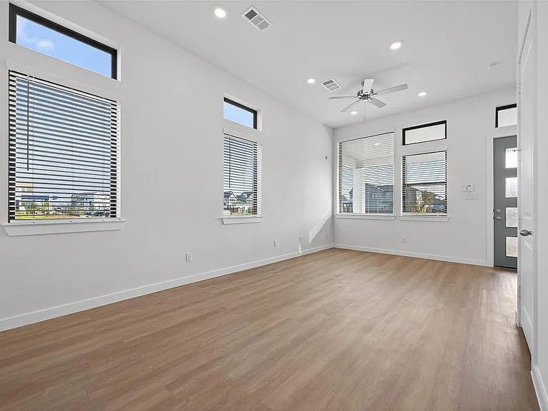 1213 Mercantile St — Photo 11