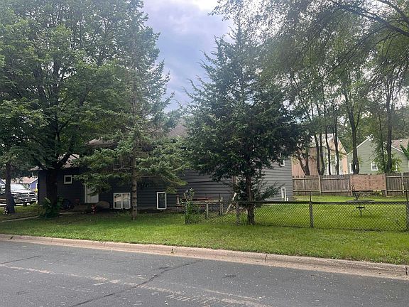 2nd image of 204 Dakota St S