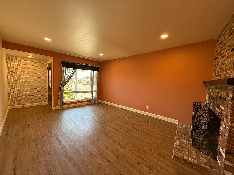 300 Amherst Pl — Photo 3