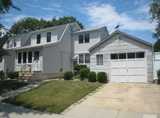 25419 82nd Rd, Glen Oaks, NY 11004