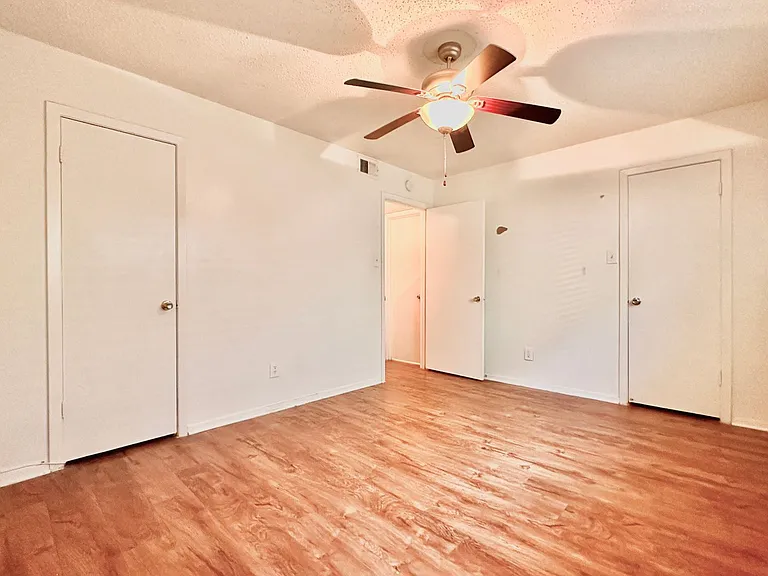 Marian Condos — Photo 63