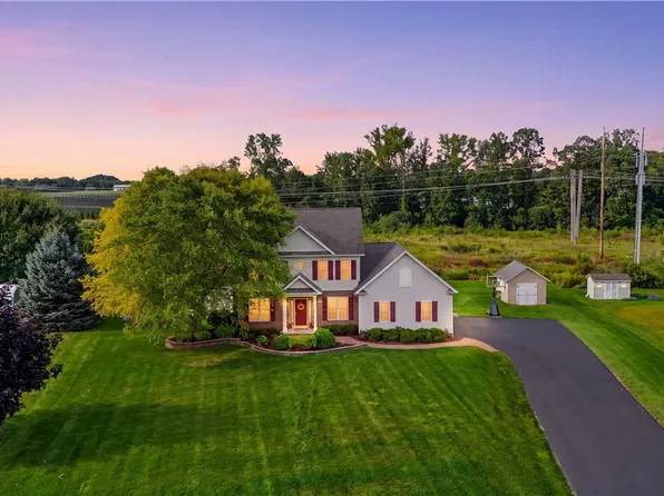 18 King Fisher Dr, Spencerport, NY 14559