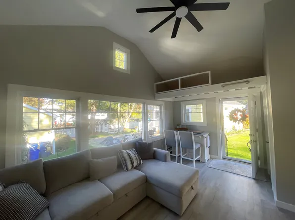 (undisclosed Address), Centerport, NY 11721