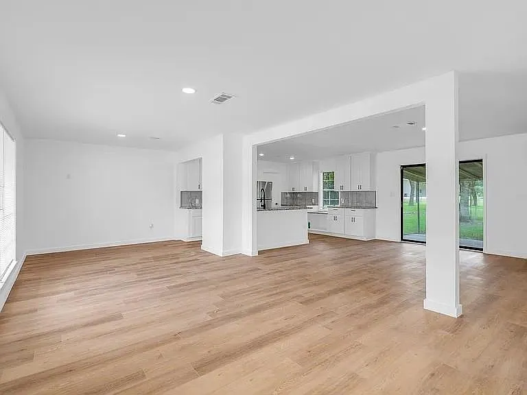 290 E Smith St — Photo 20