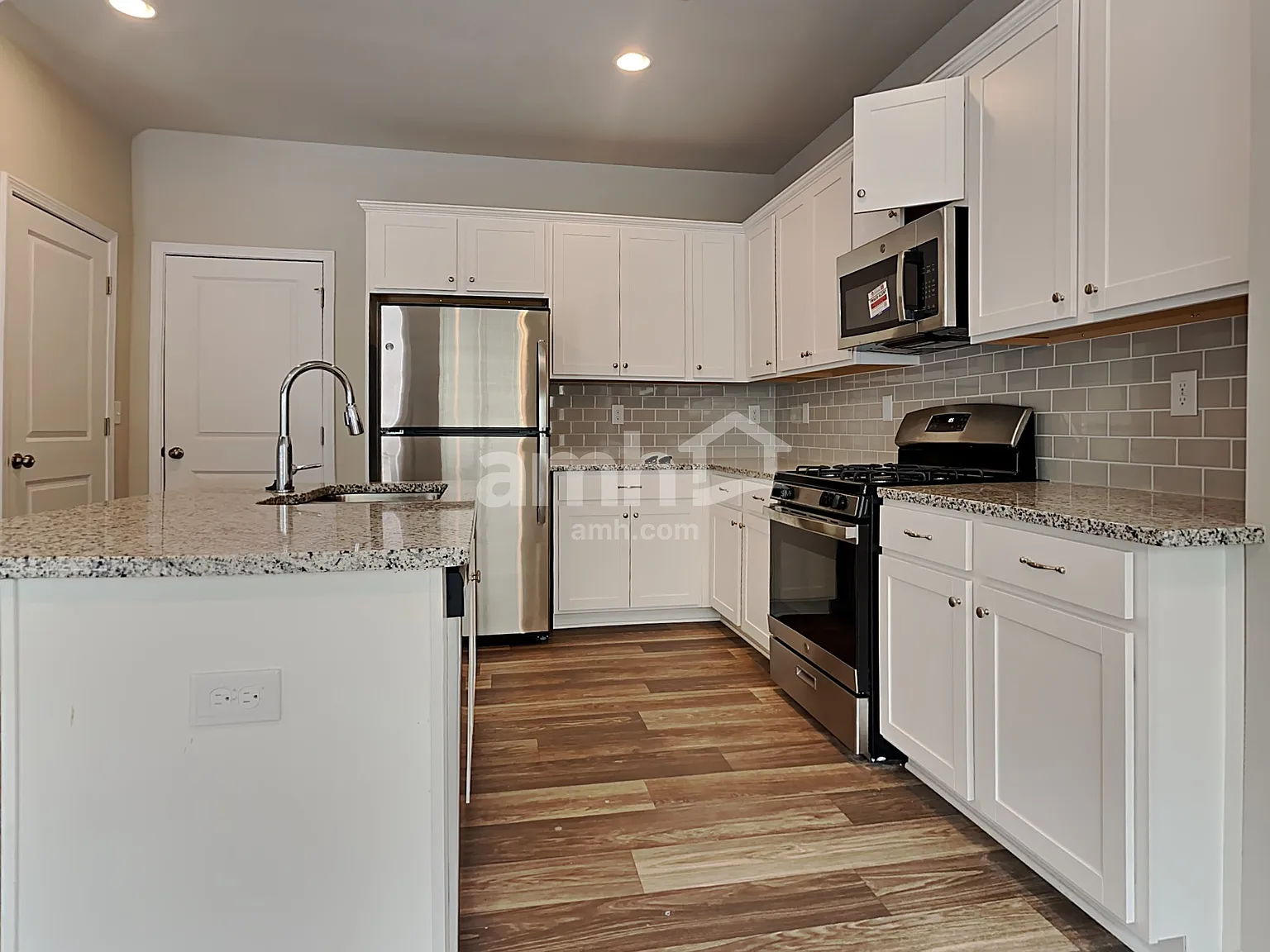4 bed, 3.5 bath, 2368 sqft, $2,700 — Photo 3