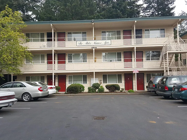 Alder Manor Apartments — Photo 16