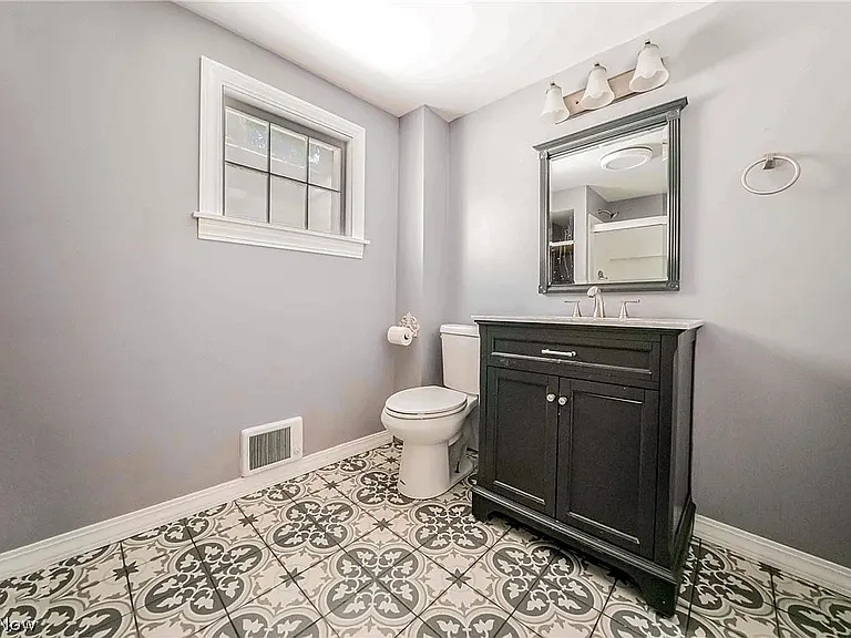 2053 W 45th St — Photo 7