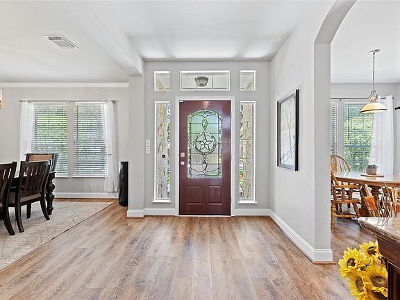 3rd image of 402 Silver Creek Cir