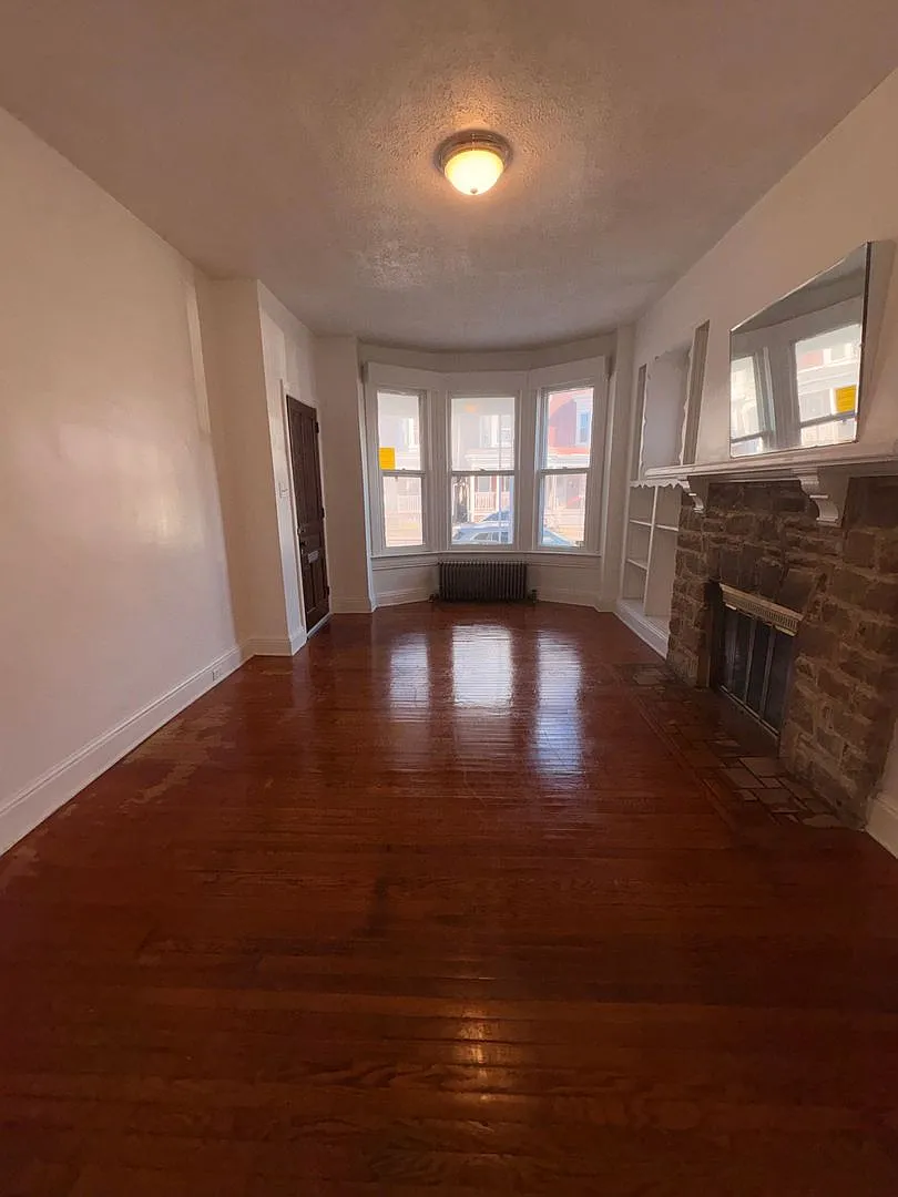 Building Photo - 729 W Princess St #1