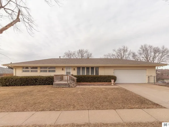 1502 Imperial Dr, Bellevue, NE 68005