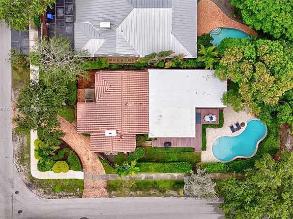 2nd image of 445 NE 10th Ave