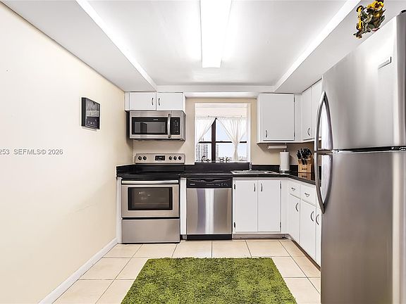 5th image of 800 Parkview Dr APT 901
