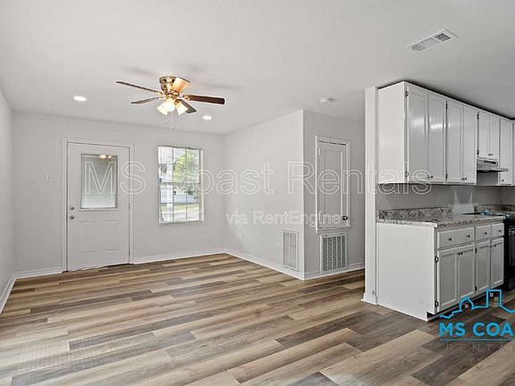 5th image of 340 Hiller Dr