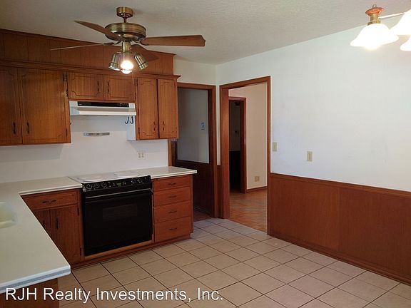3rd image of 2215 Louise Ln