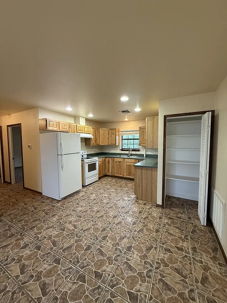 3 bed, 1.0 bath, 1376 sqft, $1,800 — Photo 3