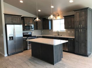 1305 Goldenwood Dr, West Fargo, ND 58078