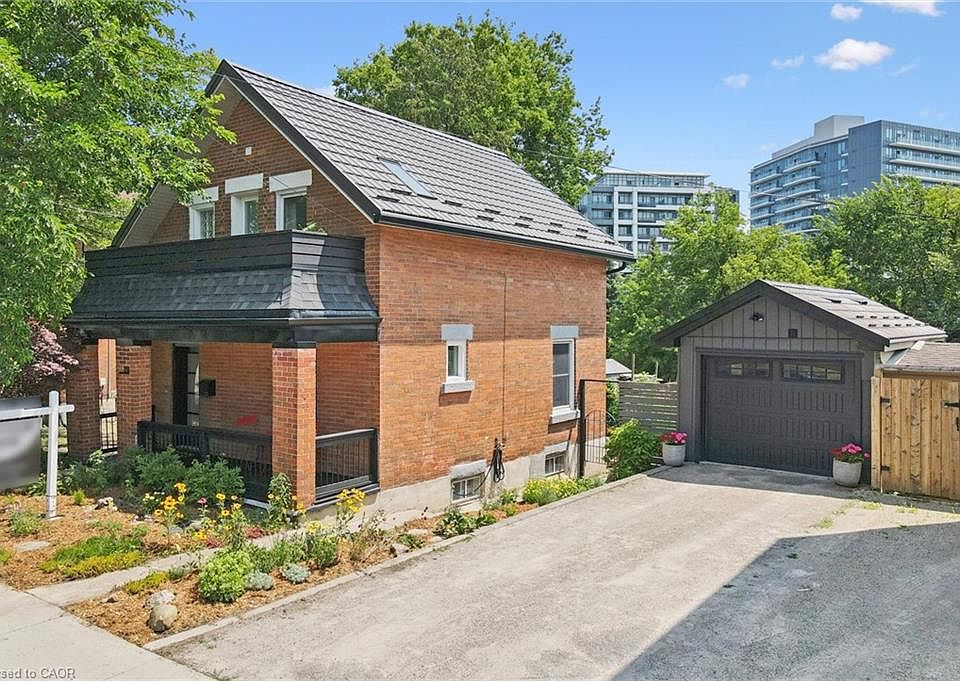 1st image of 131 Surrey St E