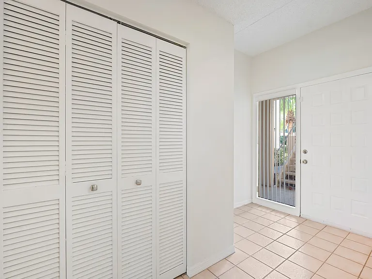 121 Lindsay Ln — Photo 5