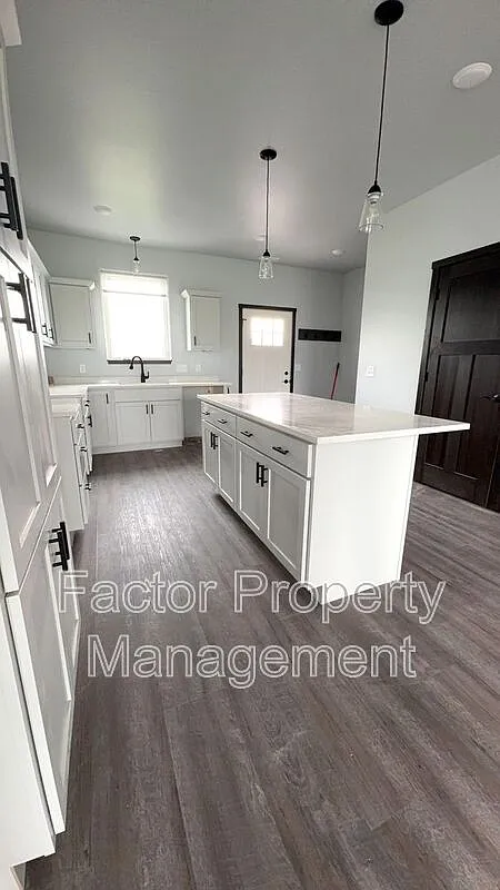 3 bed, 2.5 bath, 1750 sqft, $2,295 — Photo 4