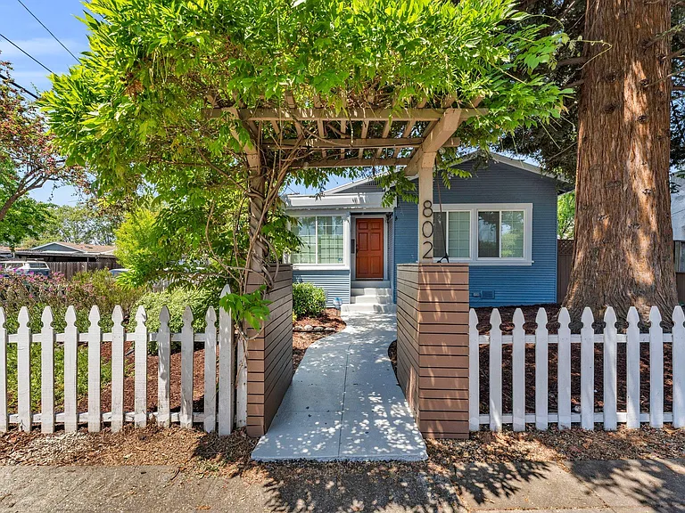 802 Broadmoor Blvd — Photo 29
