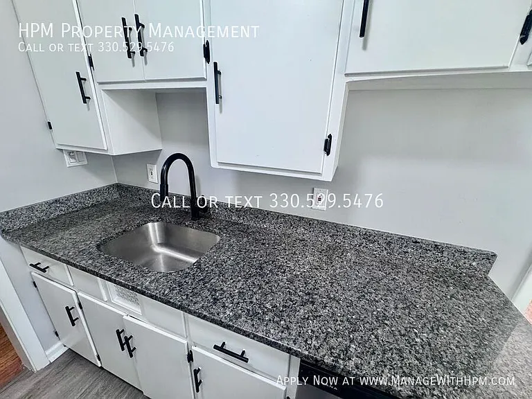 885 S Green Rd #4 — Photo 2